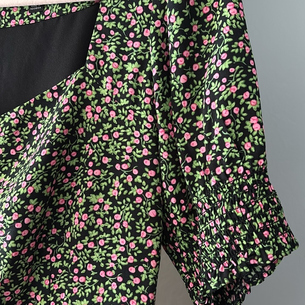 J. Crew Green and Black Puff Sleeve midi dress
Size 8 - Picture 3 of 7